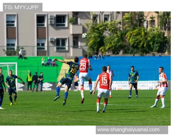 揭秘足球明星背后的真实姓名与故事，了解他们的成长历程与职业生涯