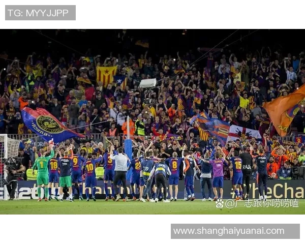 足球明星场外偶遇瞬间揭秘友谊与竞争交织的精彩故事 足球明星场外偶遇瞬间揭秘友谊与竞争交织的精彩故事