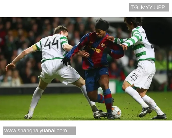 足球明星的辉煌成就与传奇故事全景展示PPT 足球明星的辉煌成就与传奇故事全景展示PPT